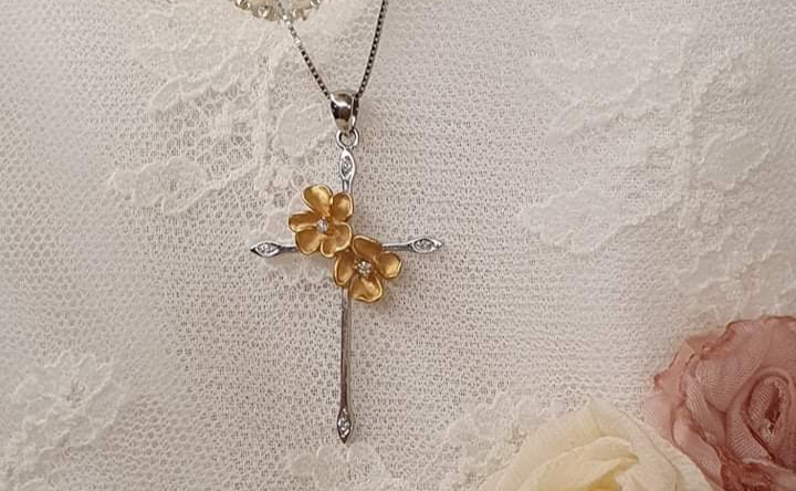 Βαπτιστικός σταυρός… ένα από τα ομορφότερα κοσμήματα στη ζωή κάθε ανθρώπου!